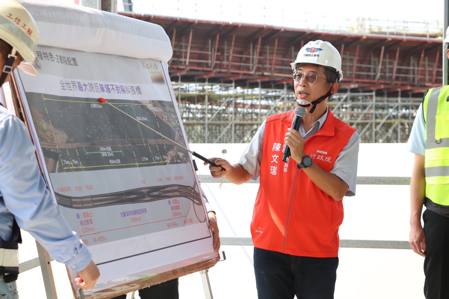 交通部公路局長陳文瑞說明淡江大橋工程進度，目標114年底通車