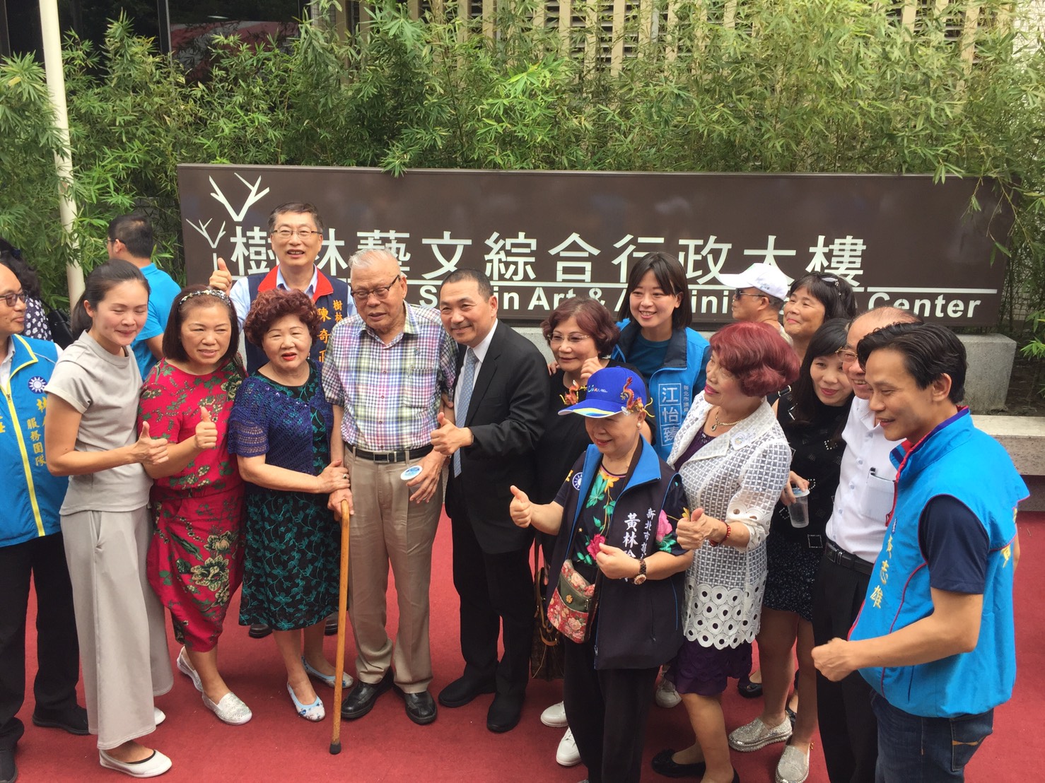 侯友宜市長主持樹藝啟用典禮後,與樹林地區耆老合影留念