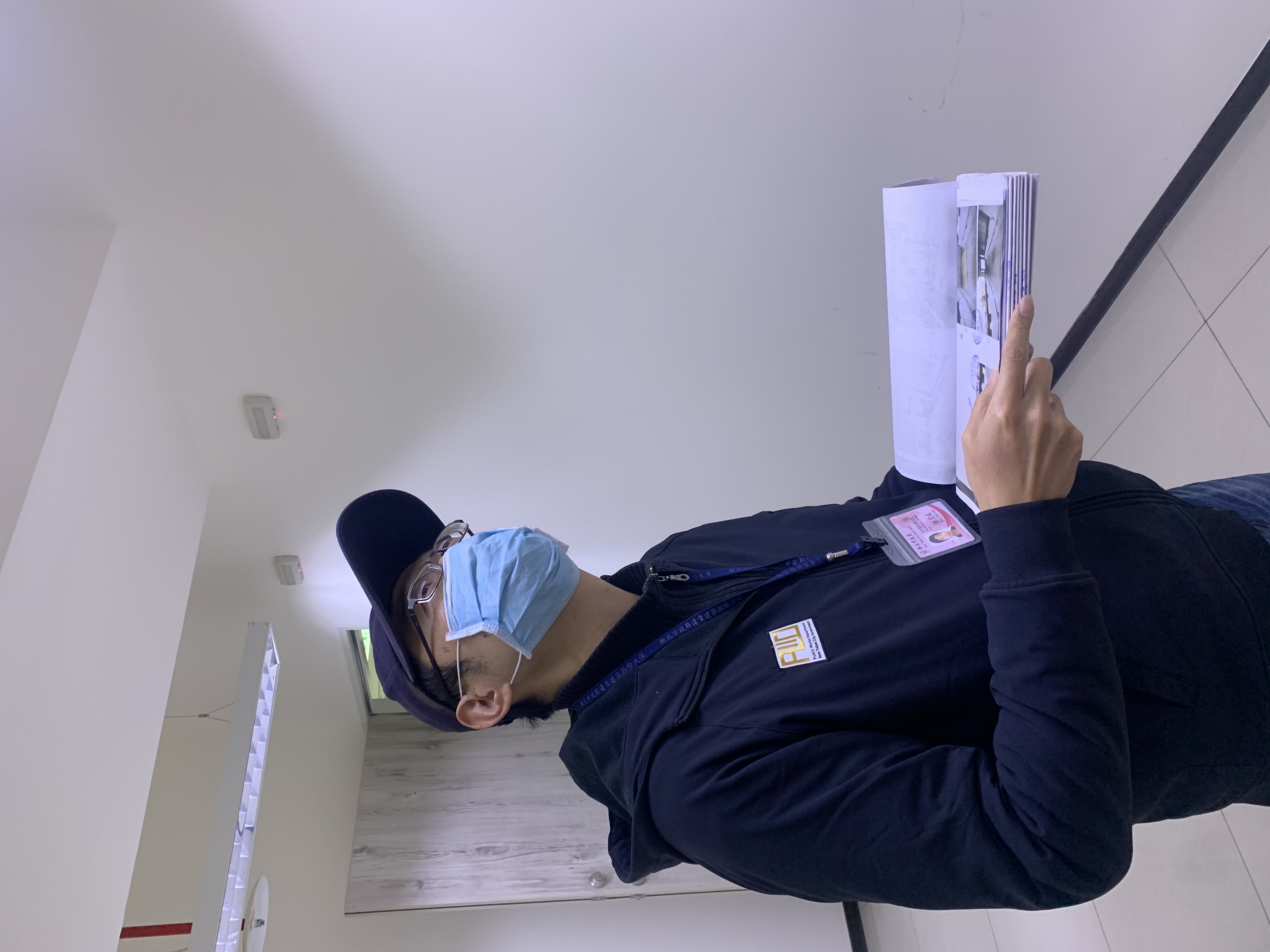 新北市拆除大隊派員勘查違建或拆除違建，請民眾要求同仁出示識別證，以免被不肖人士矇騙