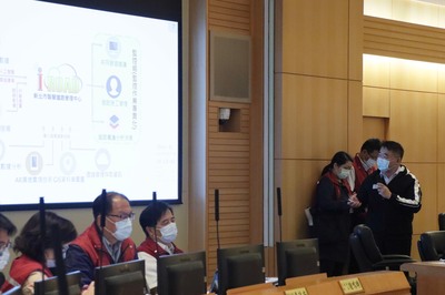 養工處長馮兆麟以「新北管線好夥伴」為題，在今天市政會議做專案報告，說明新北路平、電箱遷移等專案執行成果及專案推動需要各管線單位協助處理，是市府不可或缺的好伙伴。