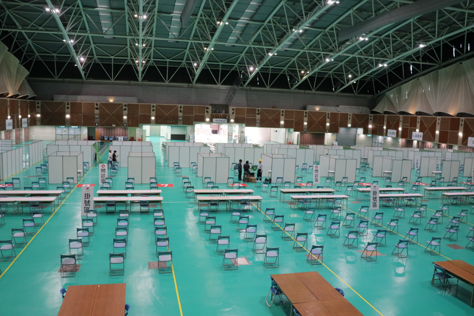 新北市政府工務局與亞東醫院醫療團隊合作，將五股工業區內的「五股工商展覽中心」改造成全市首座最大型的室內疫苗接種站，隨時可以迎接大批疫苗到來，為民眾施打疫苗。
