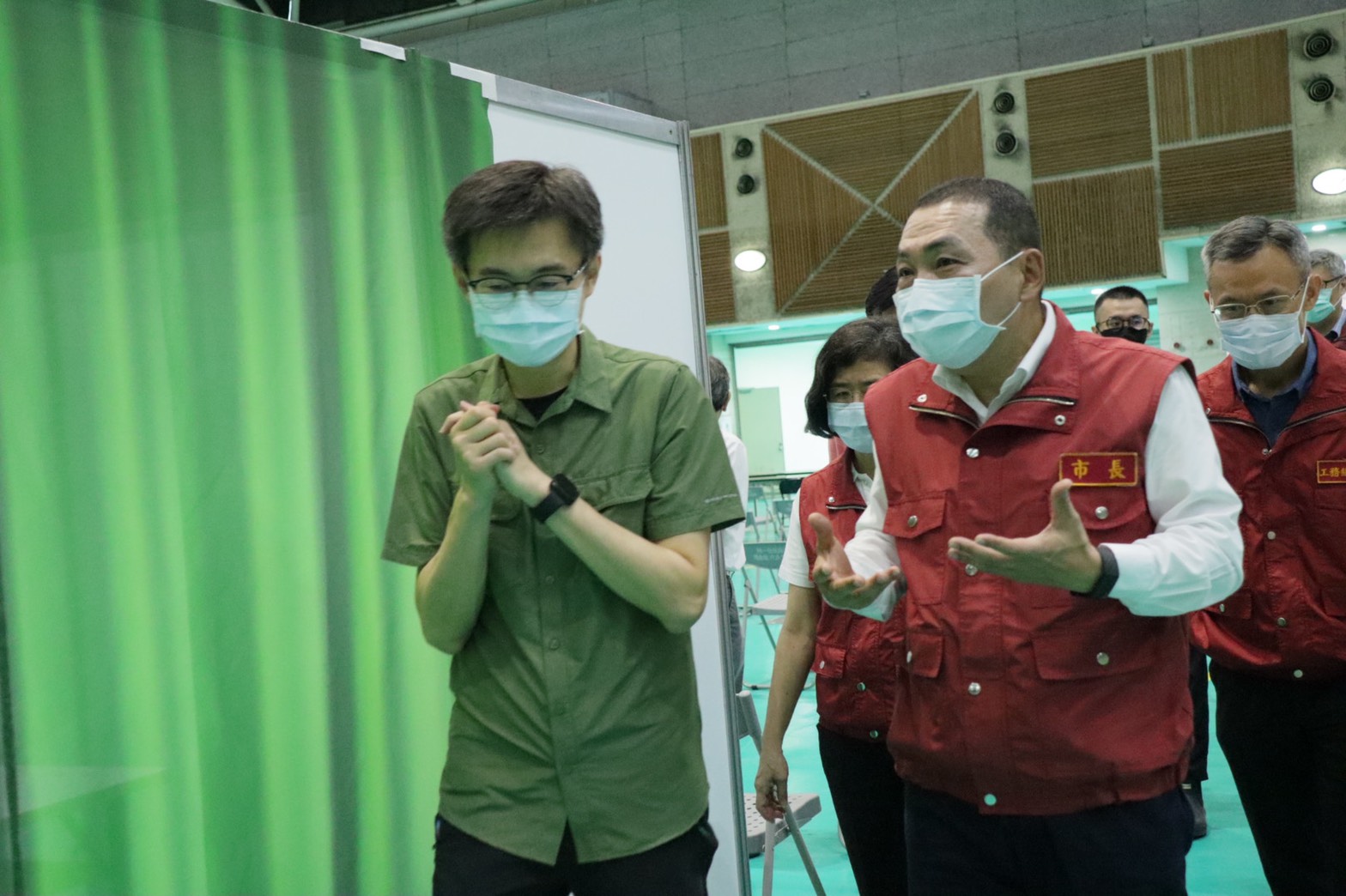 位於五股工商展覽中心的疫苗接種站，未來將由亞東醫院醫護團隊進駐協助民眾施打疫苗，亞東醫院副隊長邱冠明（著綠色襯衫）5日也率領亞東醫院團隊到場說明，未來在醫護人員充足及疫苗數量足夠的前提下，每天現場最高可完成近5000人次的疫苗接種事宜。
