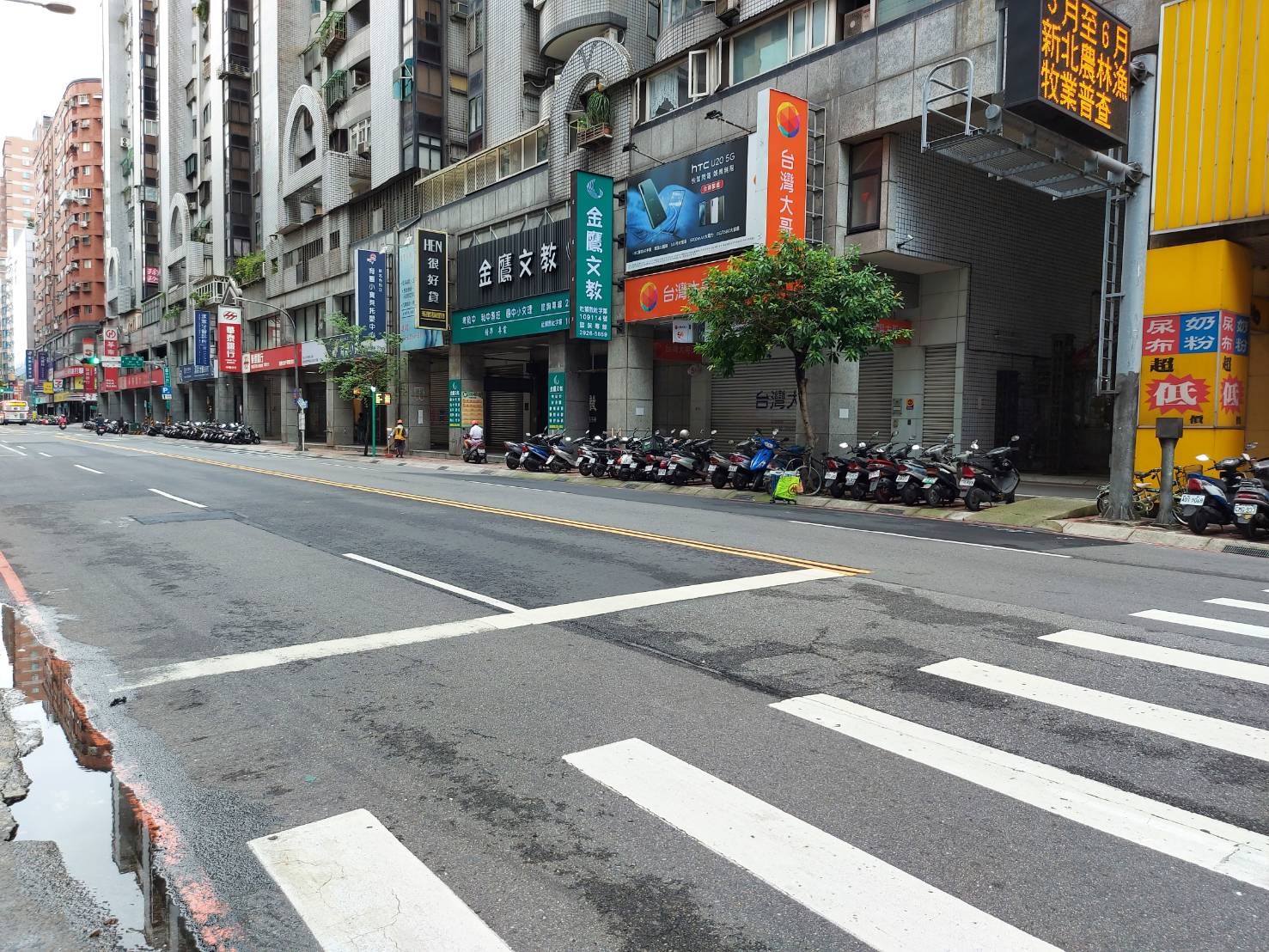 新北市政府為改善中永和地區路面品質，將於6月30日至7月1日每天晚上10時至隔日上午6時，辦理中和路道路銑鋪工程，施工期間將實施彈性交維，以對向調撥方式引導用路人通行。