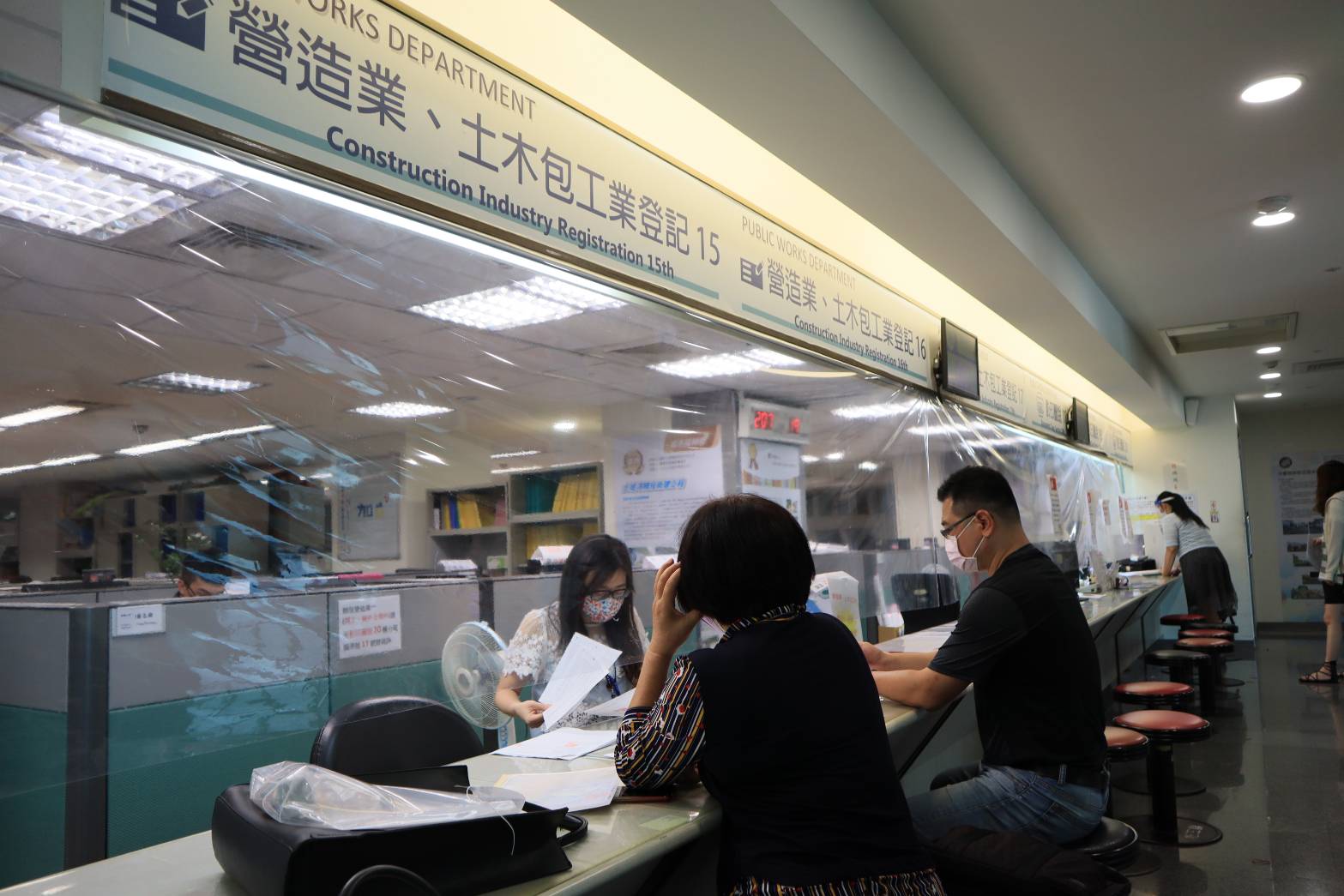 疫情嚴峻，營造業淨值及承攬總額申報原定自6月1日至7月31日止，新北市政府擔心申報期間有群聚感染疑慮，特將申報期限彈性放寬，展延至今年9月30日為止。