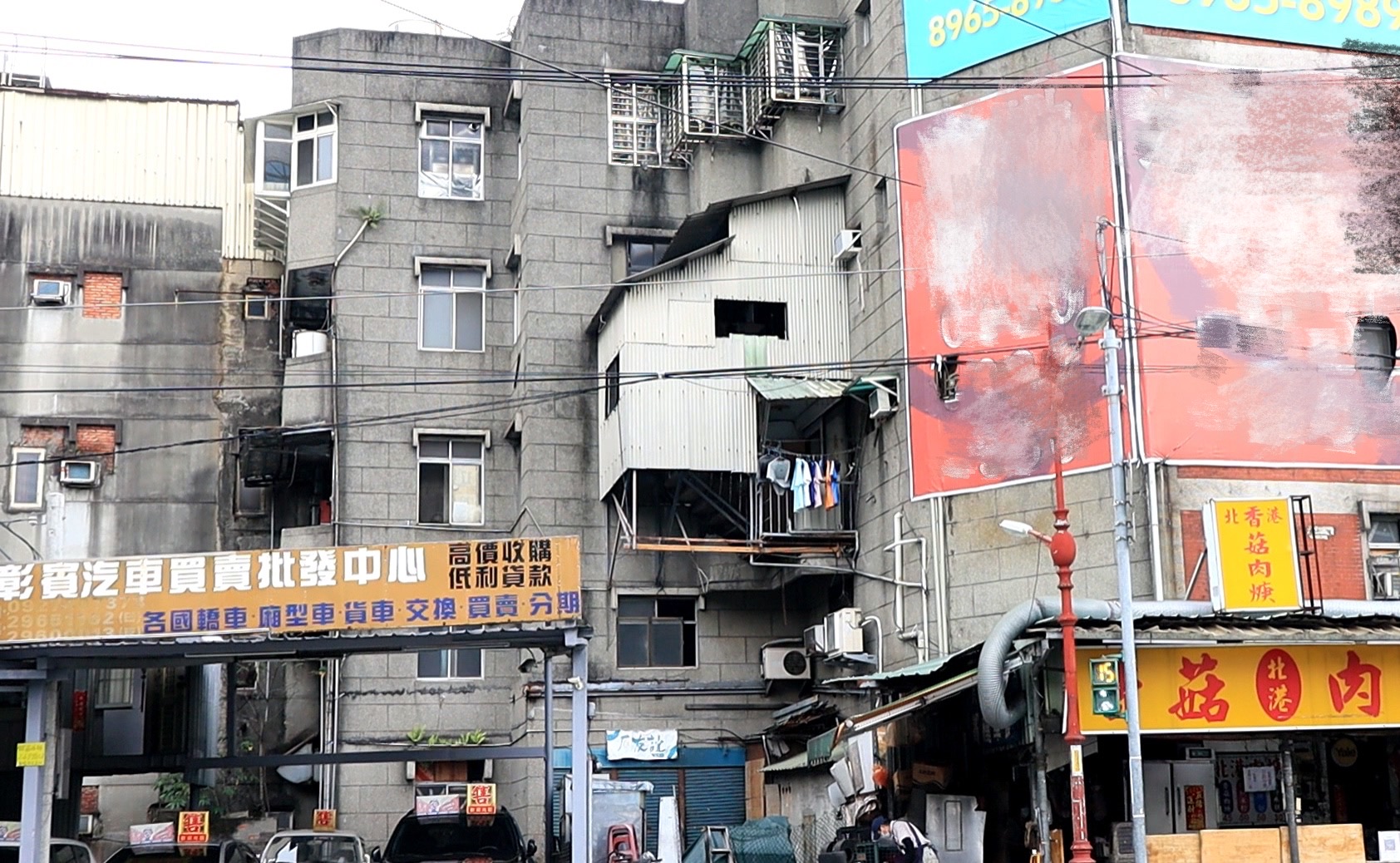 板橋南雅東路一棟4層樓公寓，2、3樓住戶在建築物後側搭建懸空樓梯通行，有如「霍爾的移動城堡」翻版，違建搖搖欲墜嚴重影響公安。