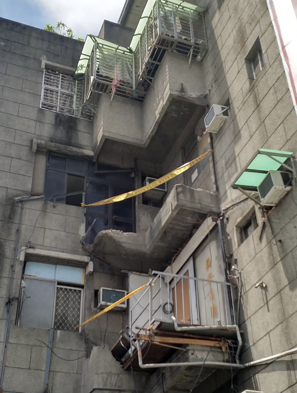 板橋南雅東路「霍爾的移動城堡」違建，由新北市政府拆除大隊強力拆除完成。