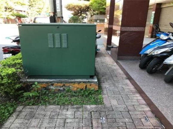 板橋區文化路1段20號，人行道上原有大型電箱，造成行人通行不便