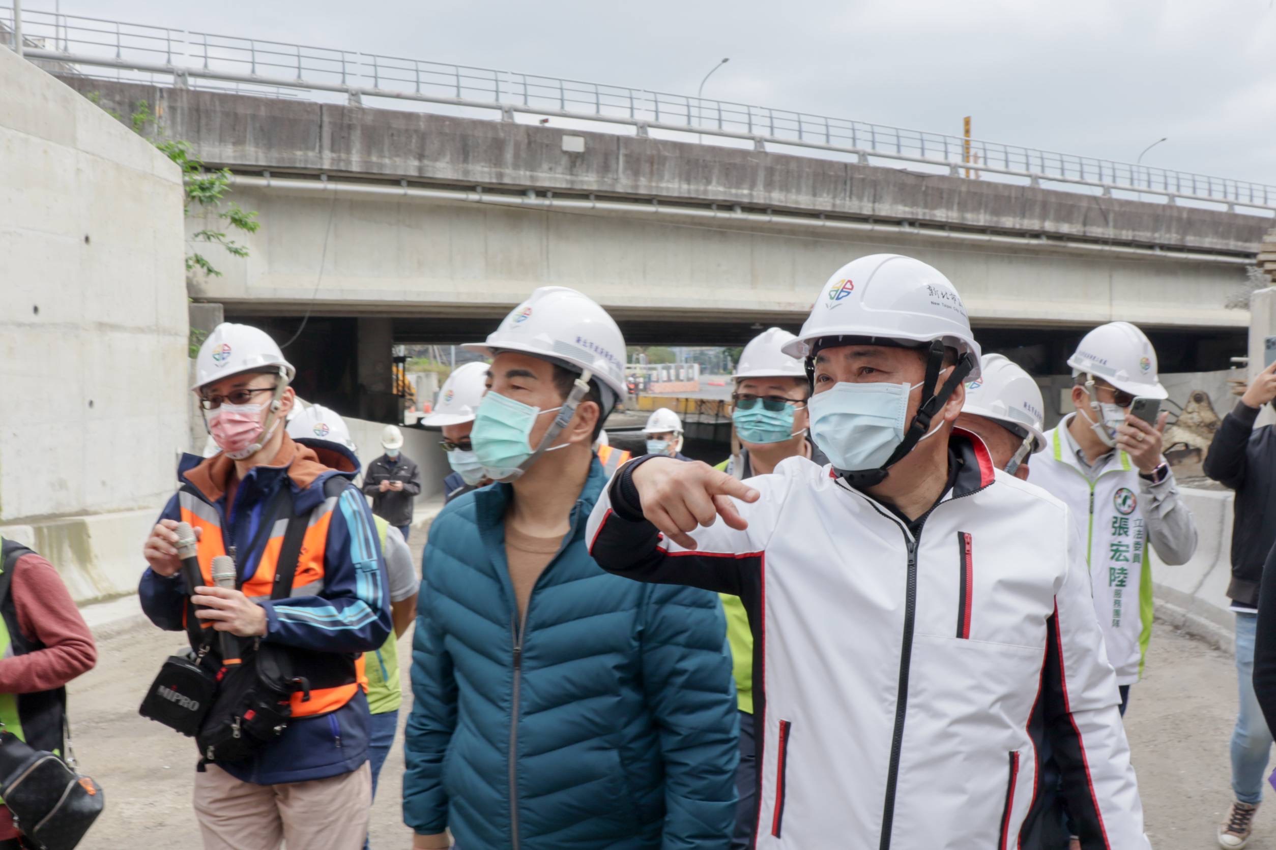 侯友宜市長視察工務局正在施作的板橋浮洲橋下道路優化工程第一階段交通改道施工現況