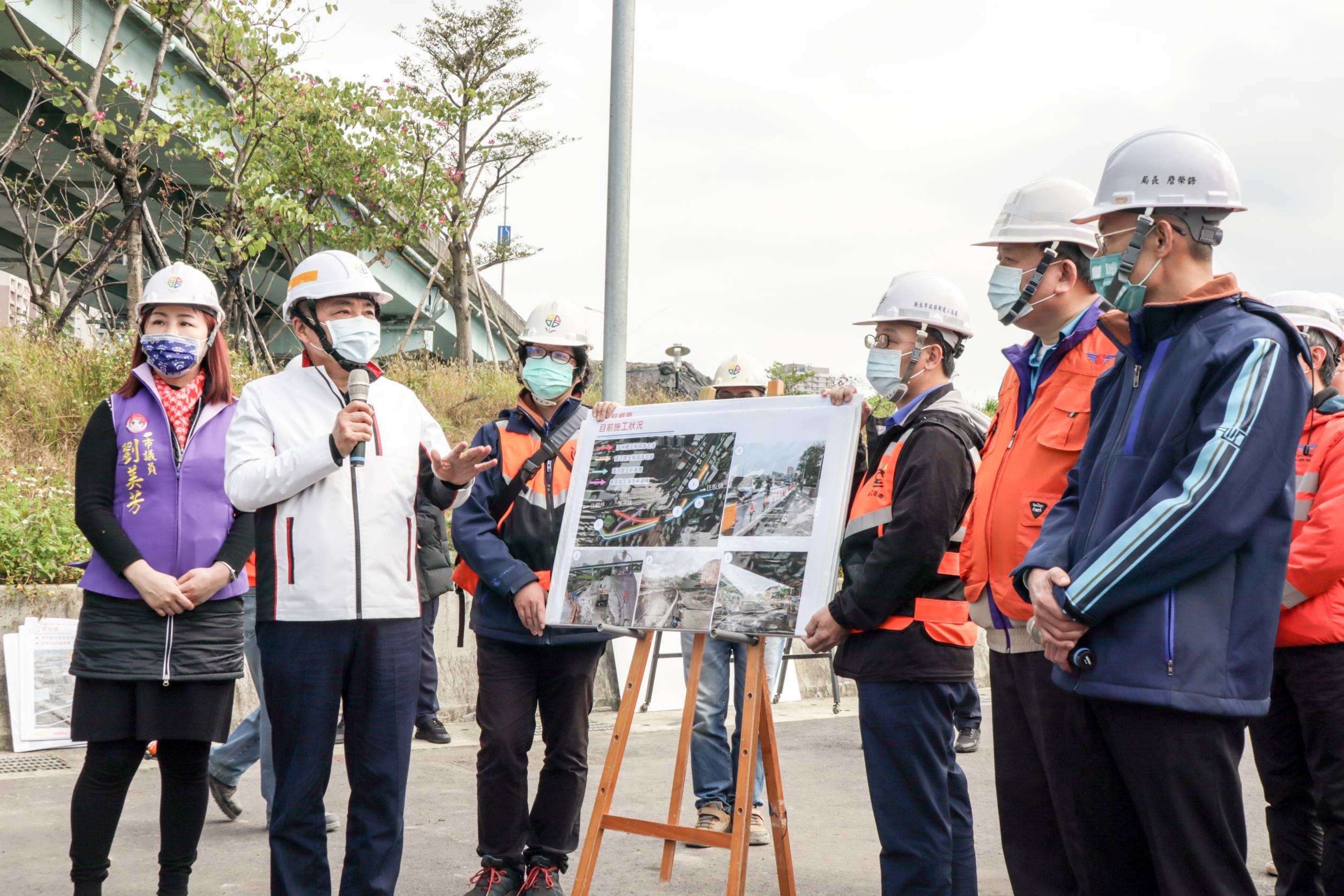 新北市長侯友宜關心工務局正在施作的板橋浮洲橋下道路優化工程進度，今天上午前往工地視察，期勉施工團隊並關心交通部公路總局浮洲匝道工程進度