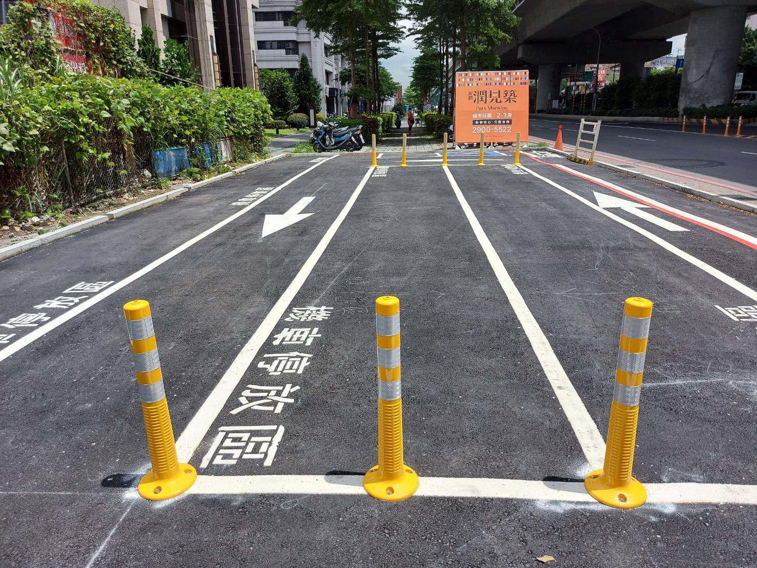 新莊中環路2段417號旁路口公有地被占用，養工處收回並整理出46個機車停車格，讓民眾使用