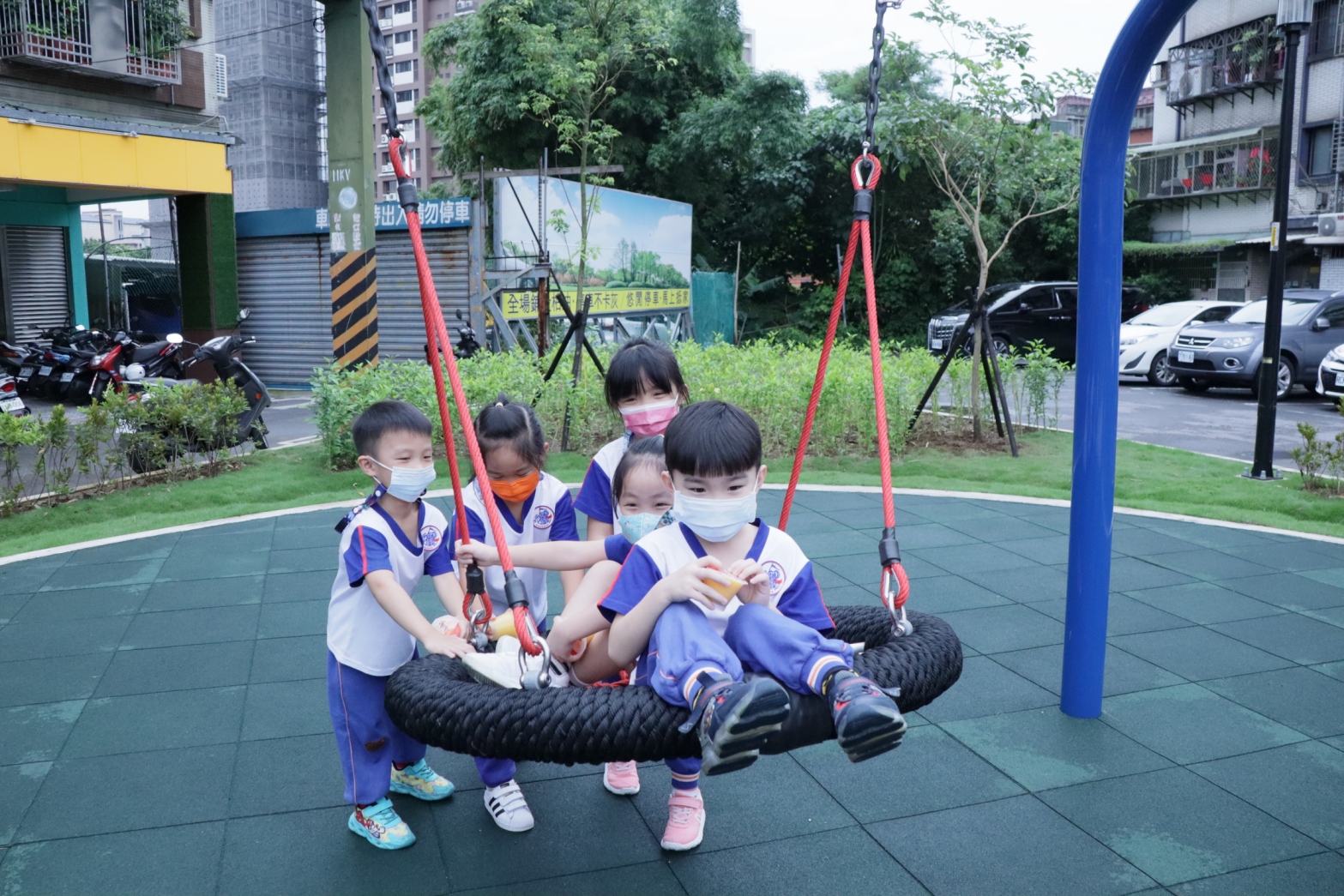 剛啟用的三重洛陽公園內有1組鳥巢鞦韆，特別吸引小朋友喜愛，爭相體驗