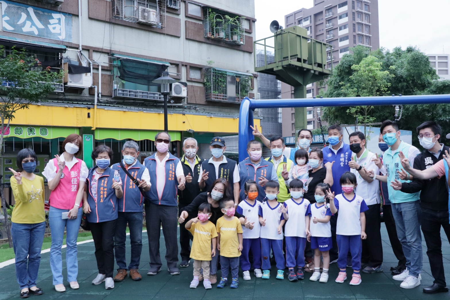 新工處將三重洛陽街附近一處廢棄幼兒園和公私有地整併，在巷弄間打造出老少同樂的小而美的三重洛陽公園，適合全齡使用。