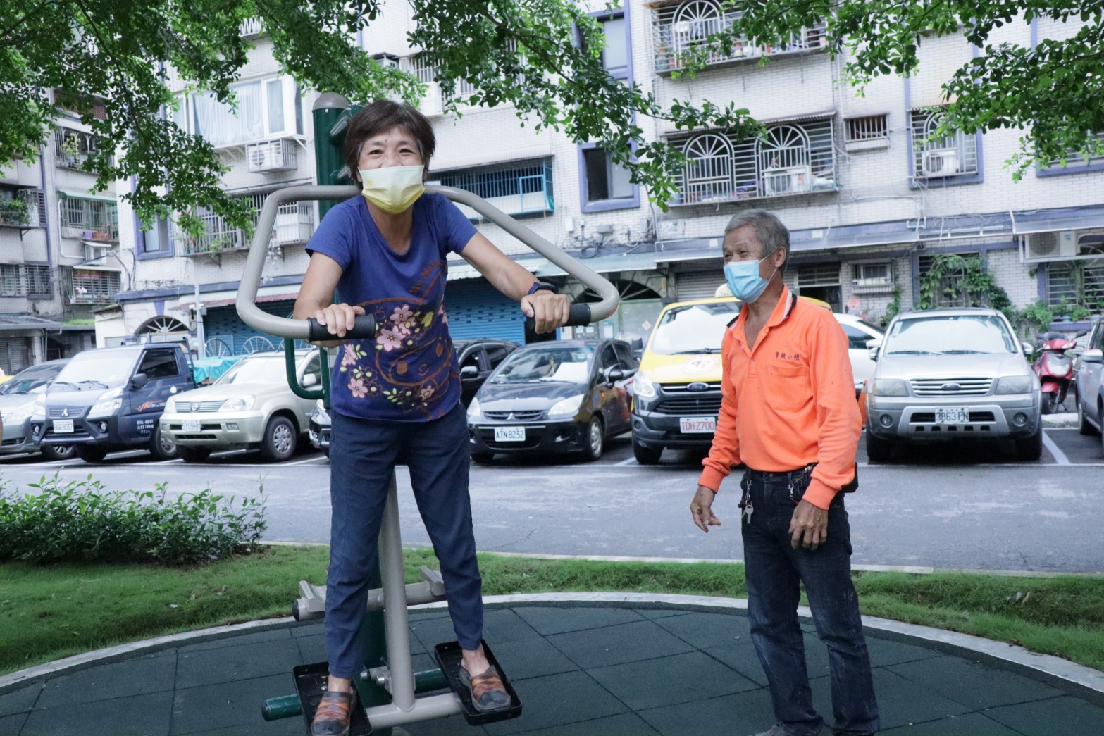 新啟用的三重洛陽公園內體健設施，受到長輩們歡迎，而互相扶持輪流體驗