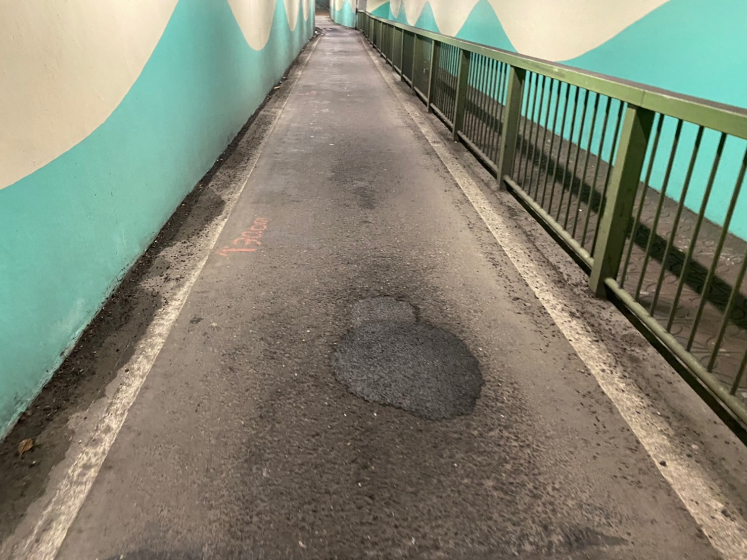 養工處為改善三重區力行路地下道機車道品質，13日夜間將封閉機車道進行銑鋪，請機車族提前改道