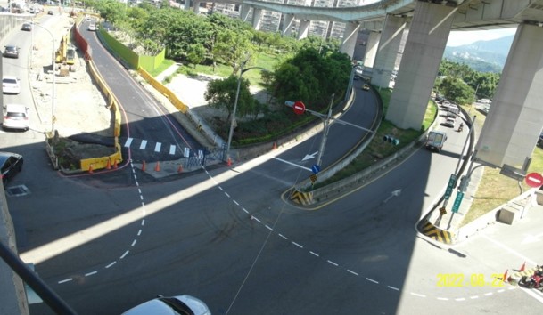 往來蘆洲和五股間重要橋梁成蘆大橋往五股方向，下橋處因引道束縮導致成泰路口汽機車轉向交織，造成交通混亂，新北市政府養工處自9月1日起至明年5月底，進行五股端橋梁拓寬工程，希望提供用路人完善的通行環境