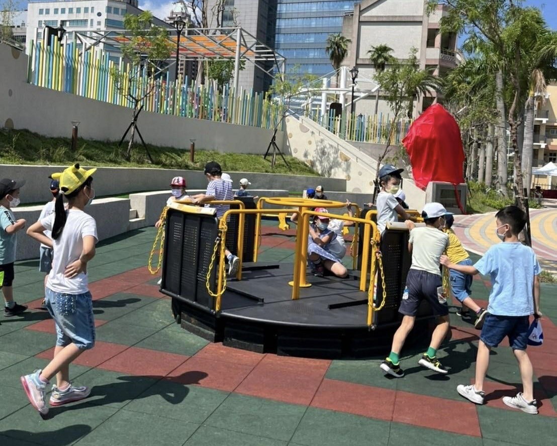 神農百草公園揭牌啟用後，遊戲設施深受一旁的興榖國小小朋友喜愛