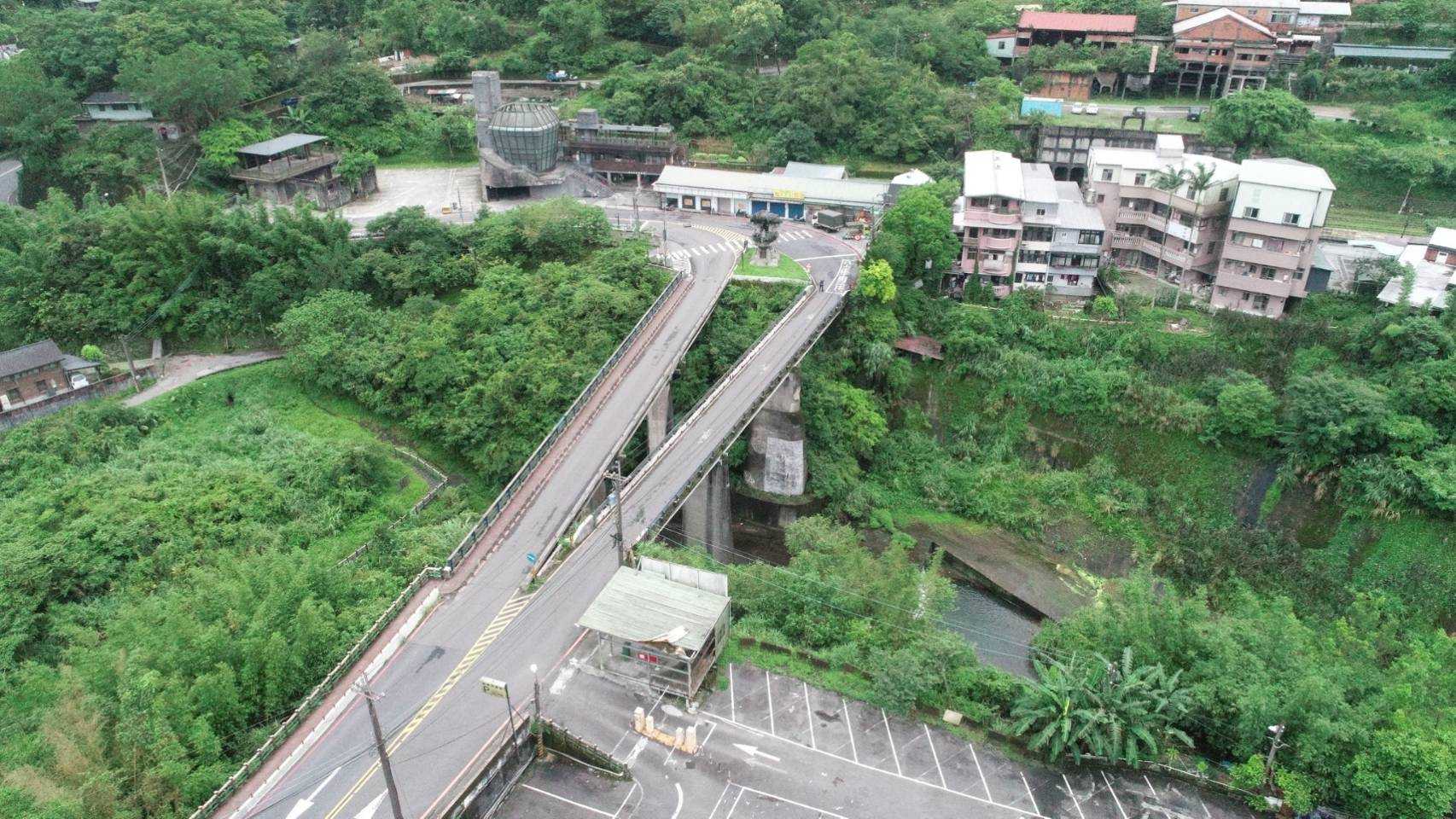 平溪菁桐老街旁的舊平菁橋，由新舊兩座橋梁交會，呈現Y字型