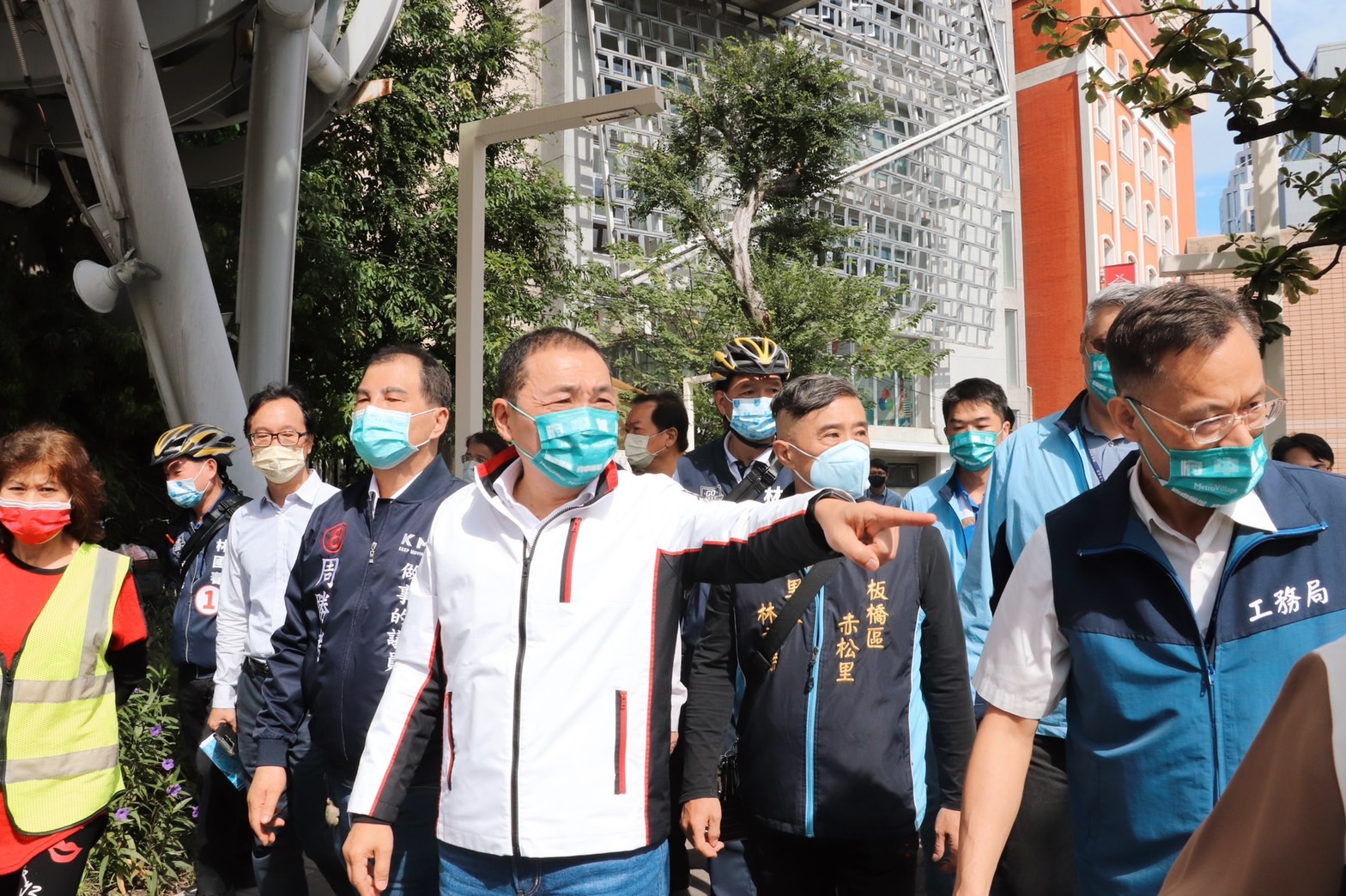 新北市長侯友宜今（7）日前往視察府中北側廣場環境改善工程，關心周邊廣場工程施作進度