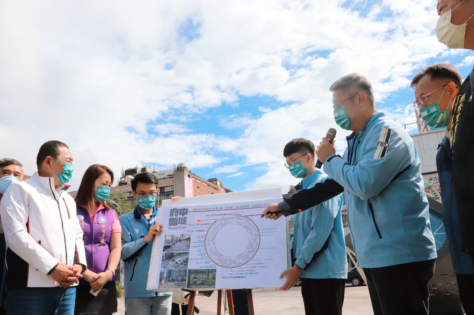 新工處長王益翔（右二）和侯友宜市長（左一）簡報有關府中雙城工程進度。