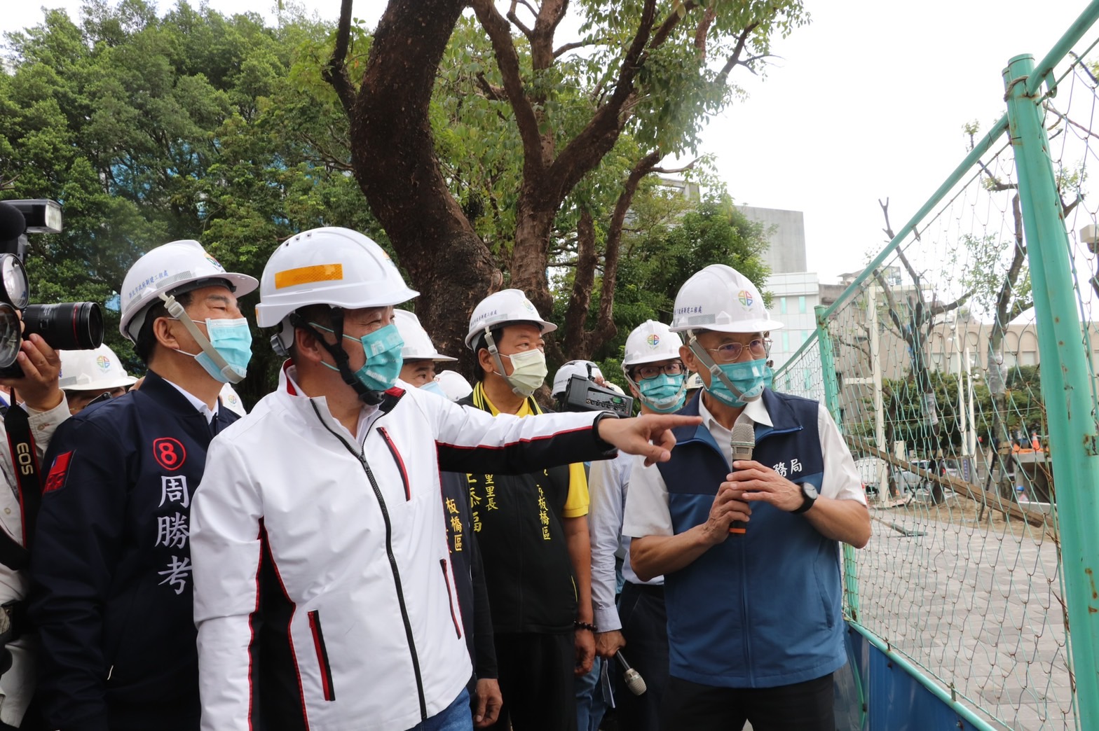 侯友宜市長視察府中廣場尚未完工的部分，未來將改為下沉式停車場，上層為川堂，提供民眾更舒適的活動休憩場所，本工程預計於12月31日完工。