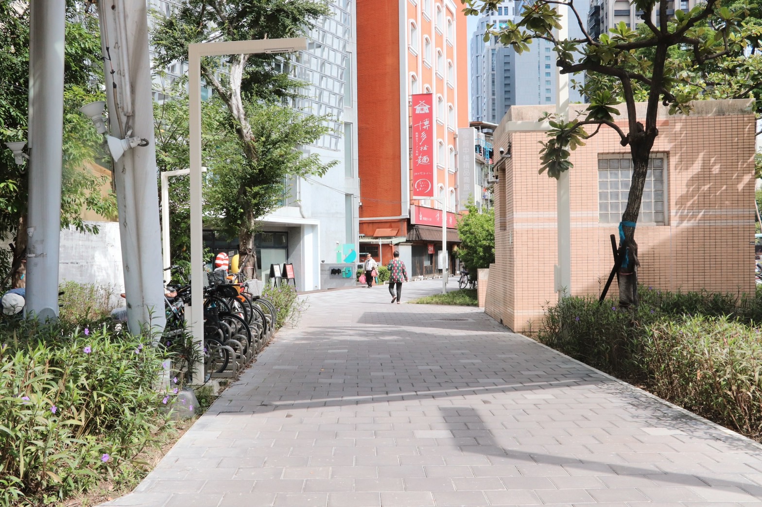 府中廣場繼今年4月完成府中路拓寬，使整體通行動線更為順暢。
