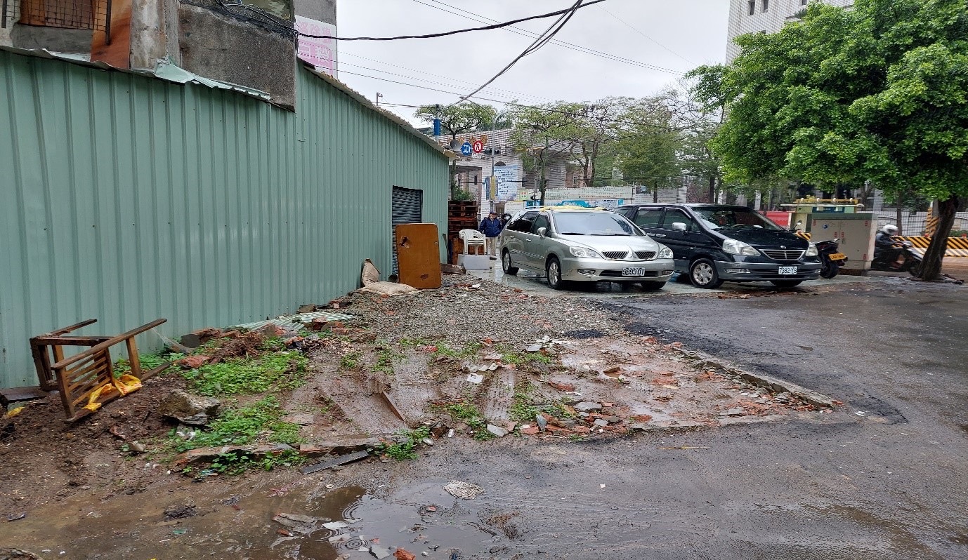 新北市中和區連城路569巷6弄內原有一處私人土地上有一棟既存違建鐵皮屋，影響環境衛生，近期地主將部分持有土地捐贈給市府，並配合拆除部分鐵皮屋，讓市府推動「新北美樂地2.0專案」。
