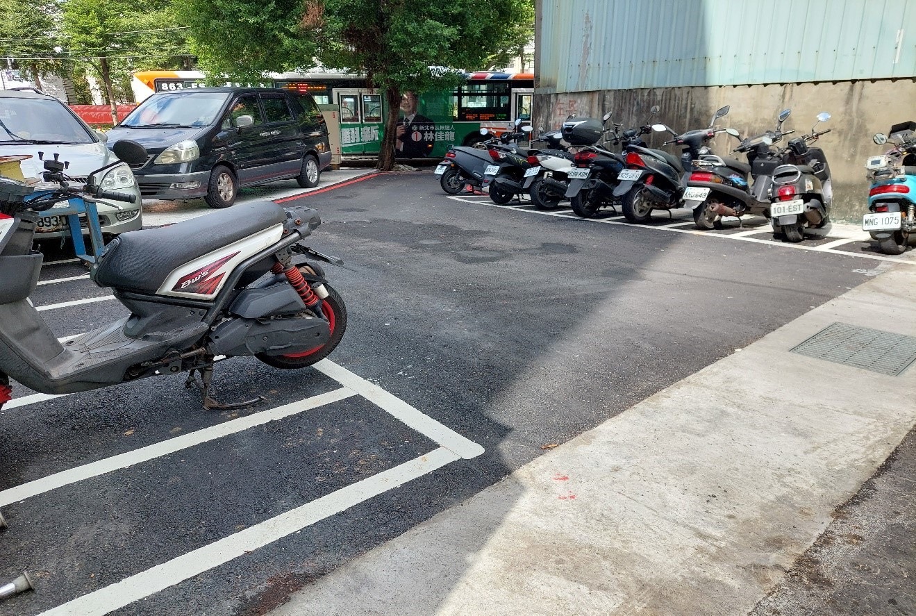 中和區連城路569巷6弄進行道路重整鋪設及新設側溝改善工程後，不僅改善民眾違停及堆置垃圾問題，並增加20個機車停車格免費提供市民使用，創造更優質的生活環境。