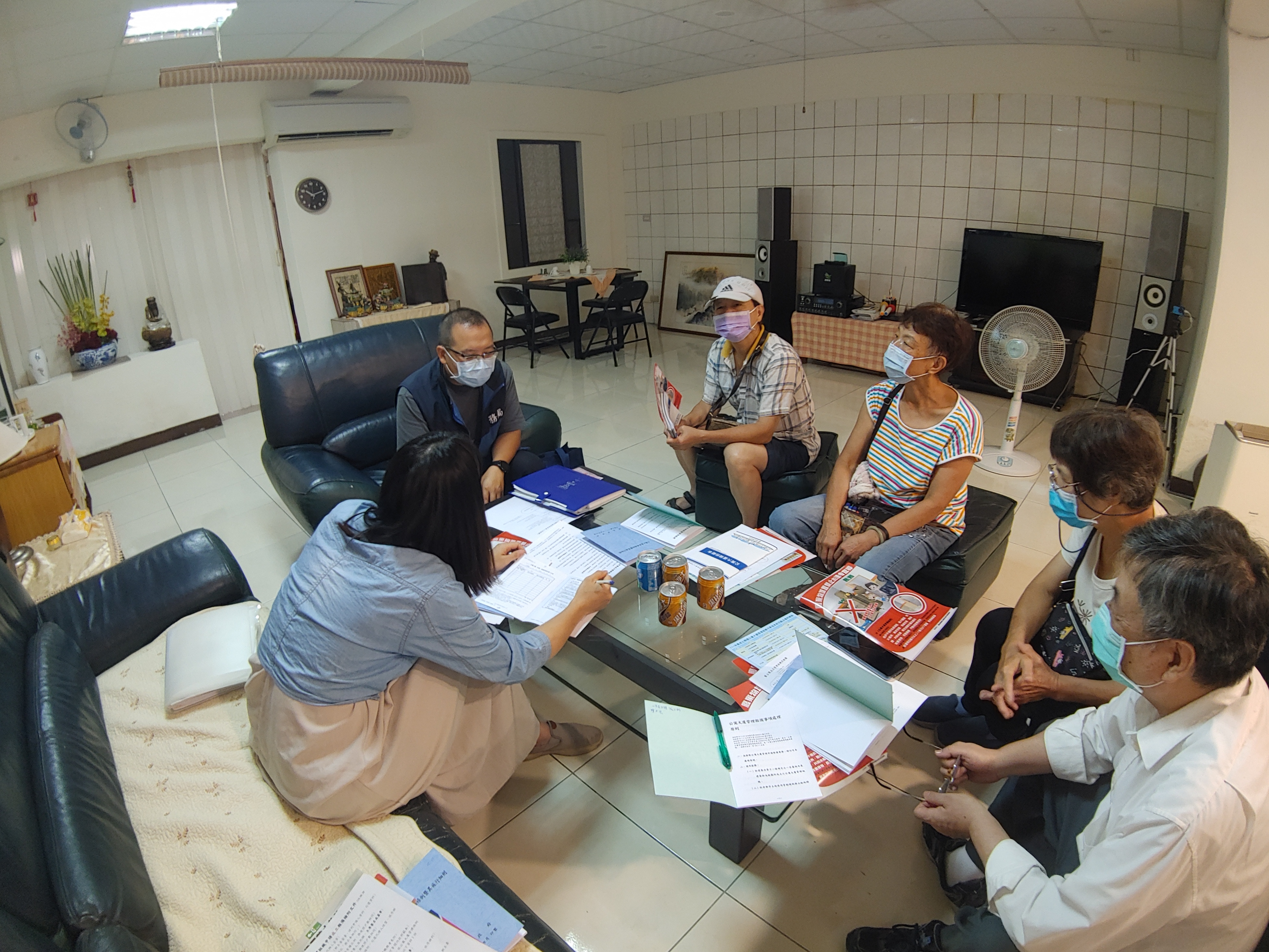 工務局輔導舊社區報備成立管理組織，協助住戶間的協調及幫助舊社區硬體設備老化修緝及維護。