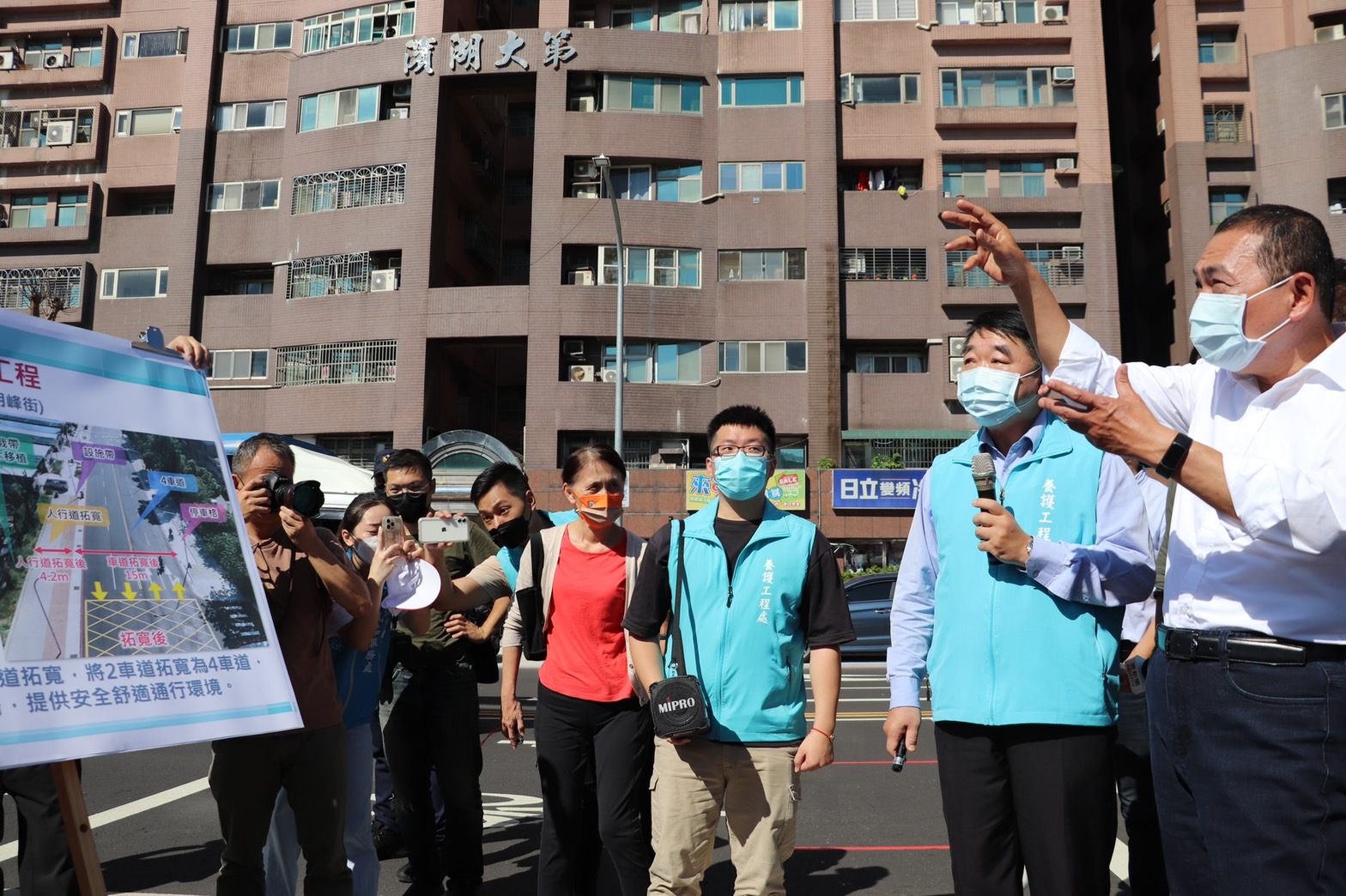 養工處長馮兆麟向新北市長侯友宜簡報有關汐止康寧街道路拓寬工程改善結果。