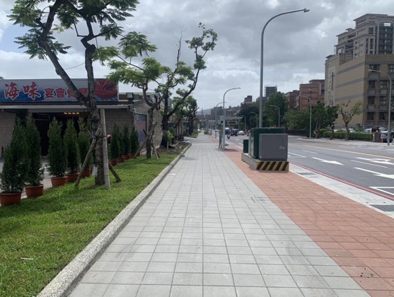 康寧街一、二期拓寬工程以兼具車行空間及人本環境為設計思維，一併改善人行道、排水、植栽及纜線下地，使整體道路不僅容量較為充足，人行環境也更完善。