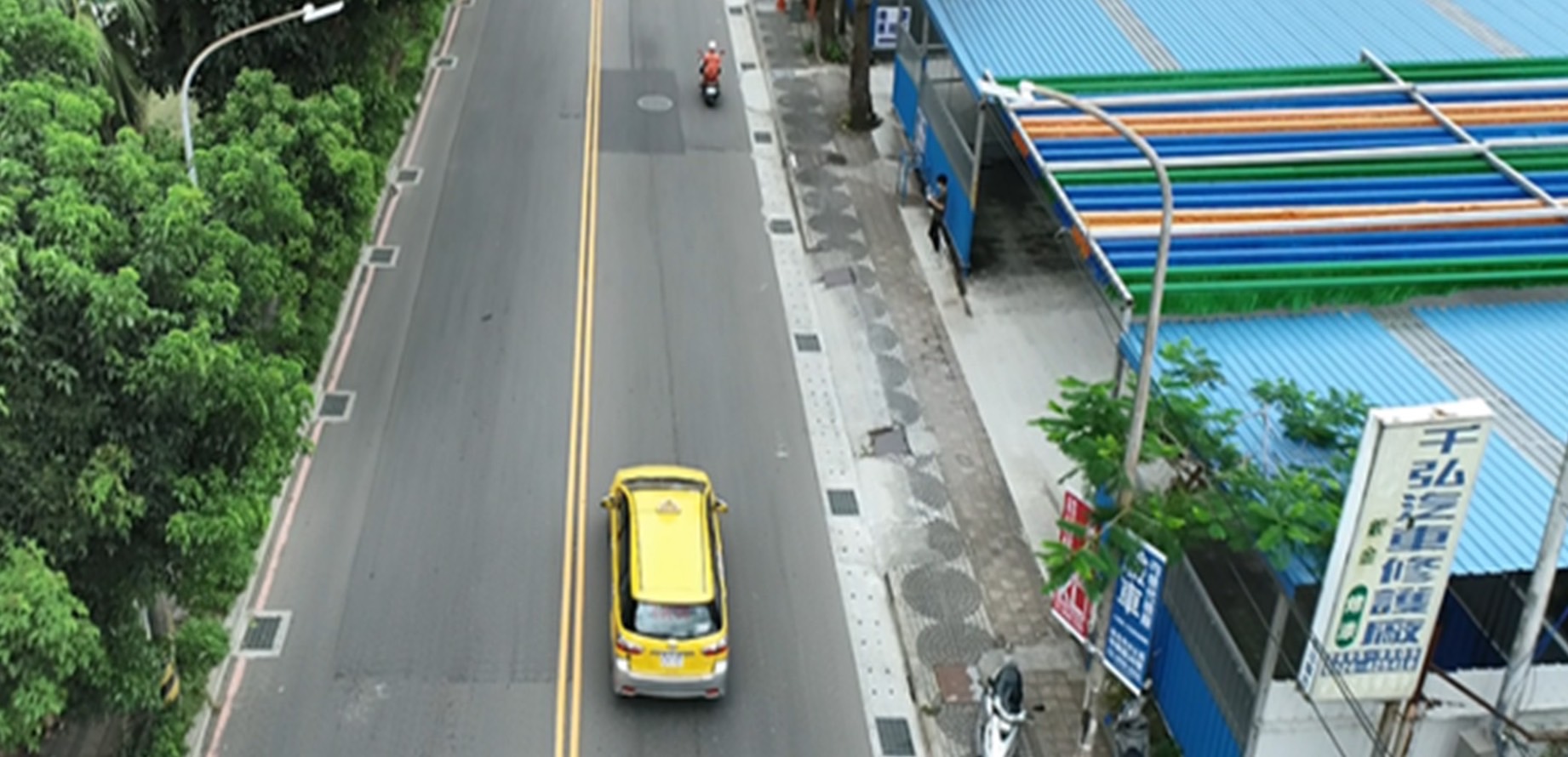 康寧街一、二期拓寬工程以兼具車行空間及人本環境為設計思維，將目前僅有雙向各1車道的康寧街拓寬為足夠配置雙向各2車道。