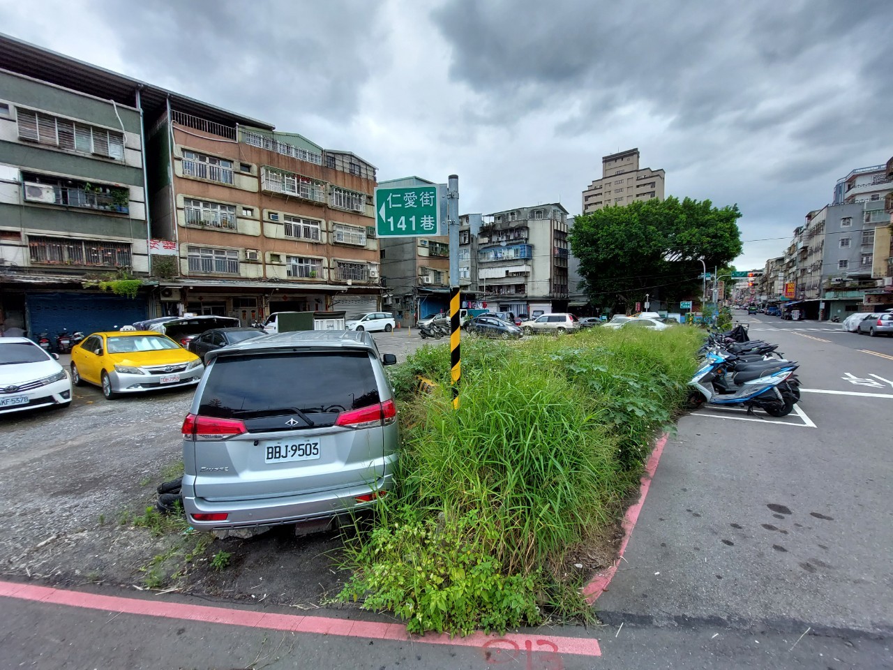三重區仁愛街靠近國道一號交流道旁空地，路面老舊並長期遭私人占用停車