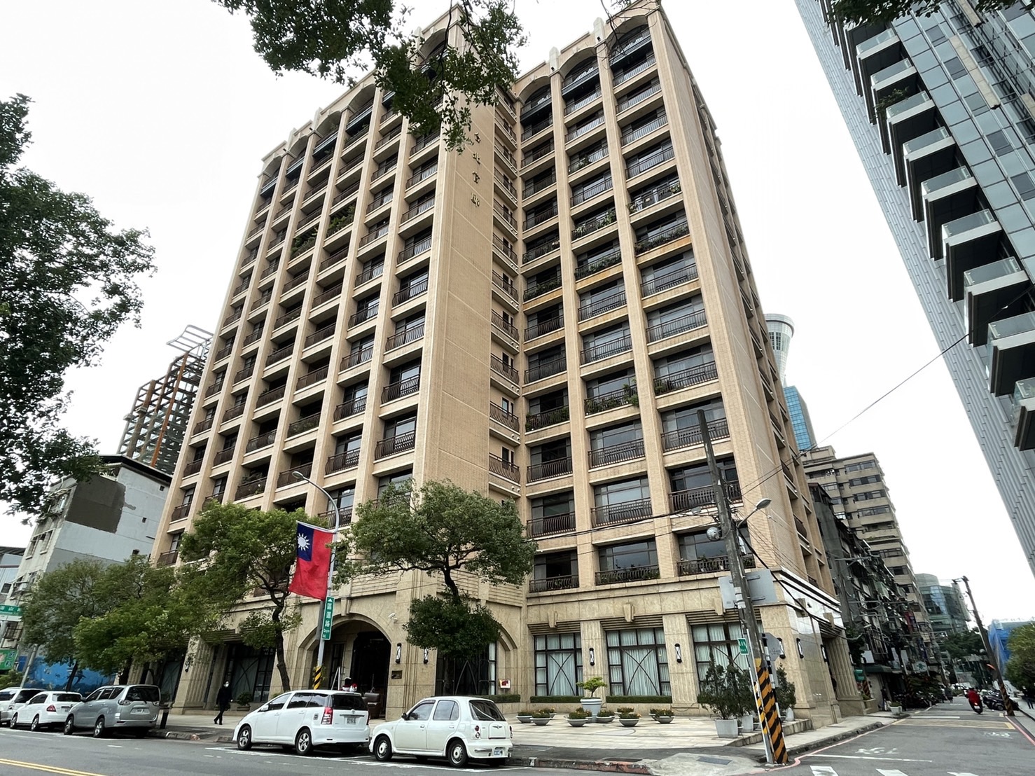 新北市自元旦起，8層樓以上未達16層樓集合住宅須辦理建築物公共安全申報，未依規定完成公安申報者，最高可罰30萬元罰鍰