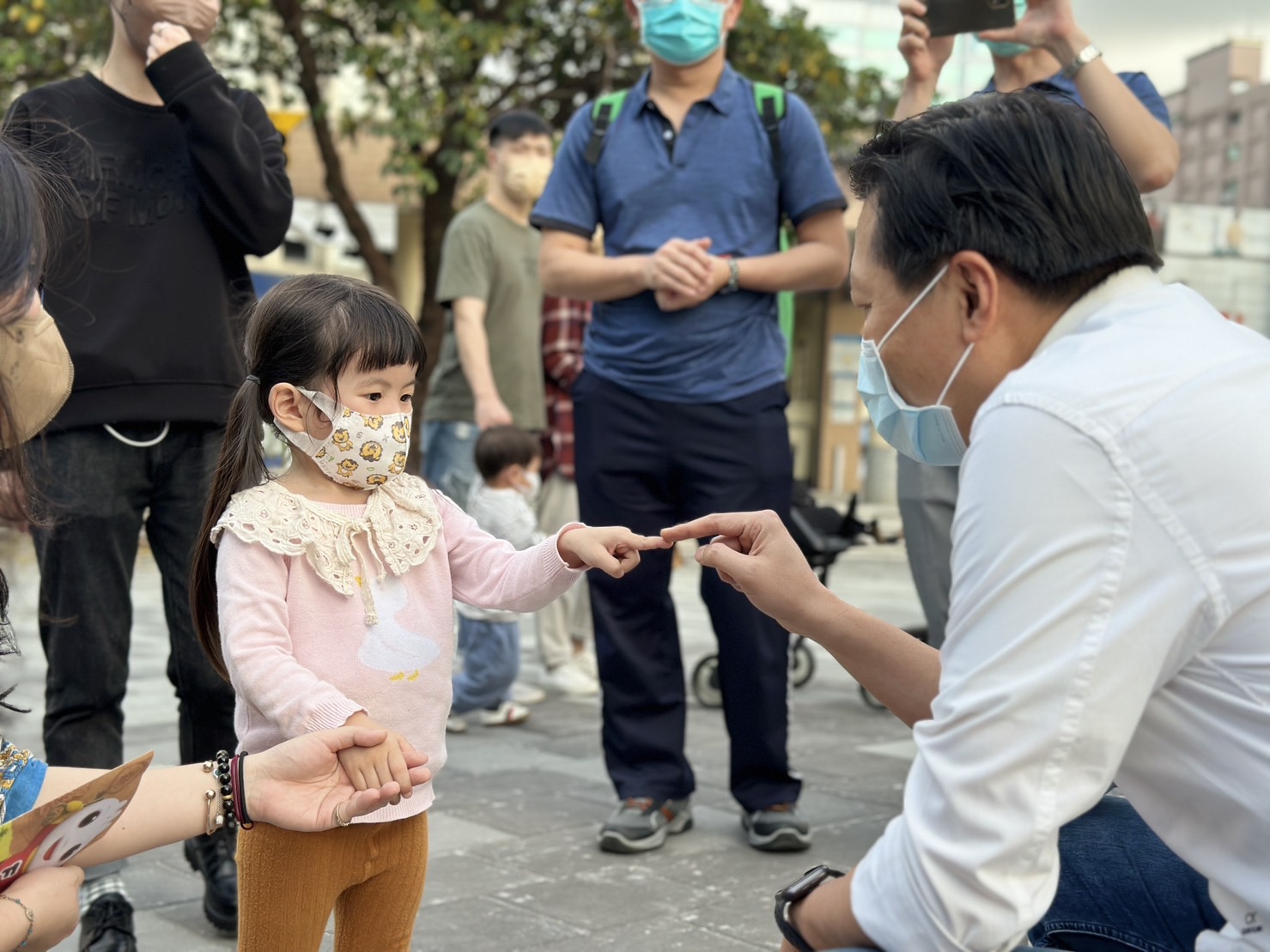 工務局在府中廣場舉辦的市集，副市長朱惕之到埸和小朋友貼心互動