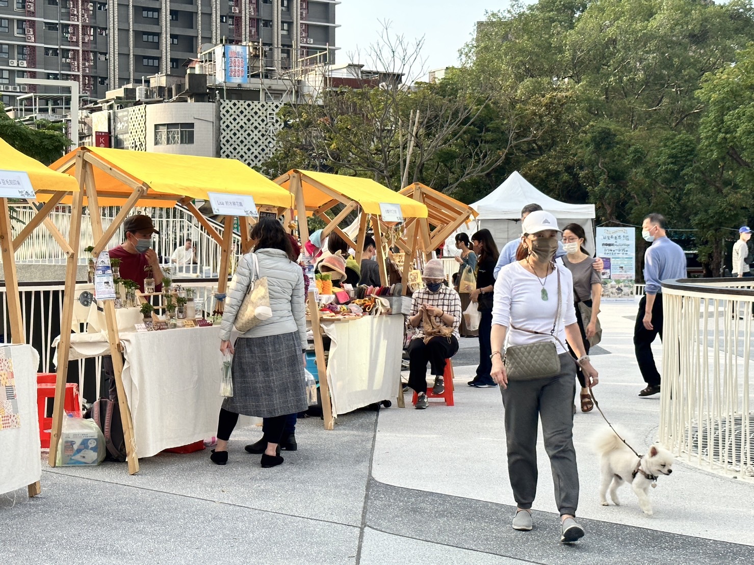 新北市政府推動「府中雙城」，人行環境改造最後一塊拼圖「府中廣場」於1月14日起正式啟用，工務局連續兩天辦理今年度第一場別開生面的「這髦有意思X府中市集」，揭開全年度府中雙城活動，以市集活動開箱清新舒適的地標空間。