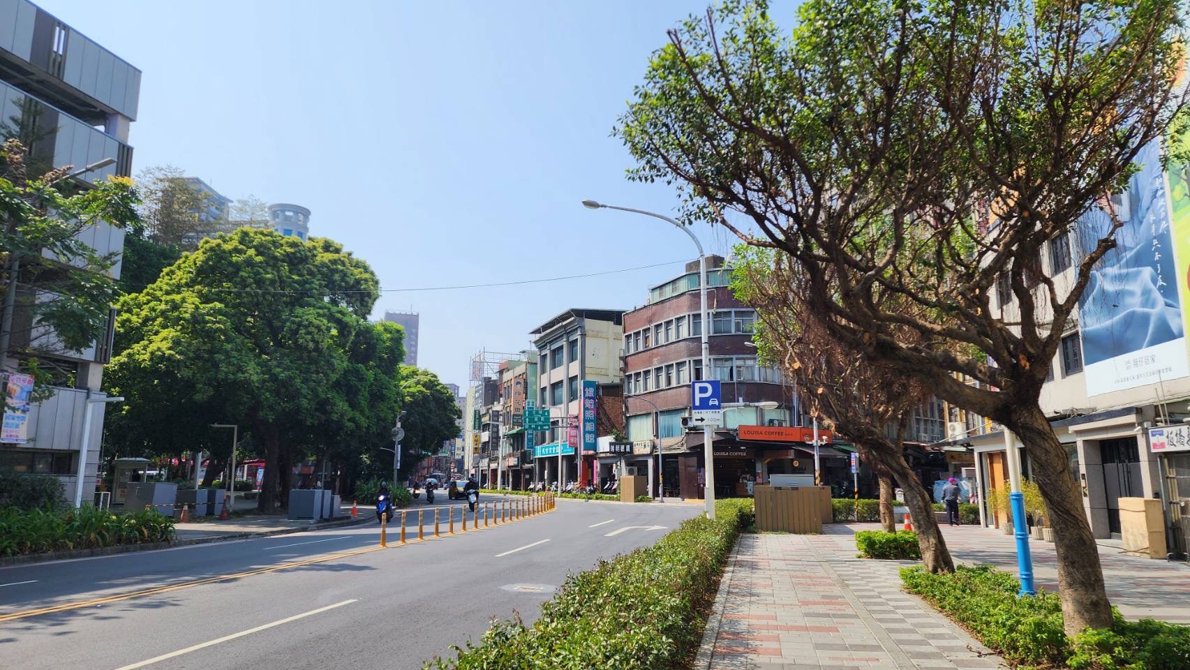 新北市長侯友宜上任後指示導入以人為本之思維，4年以來已拆除36座人行陸橋，此圖為板橋小東門陸橋拆除前與後的改變。