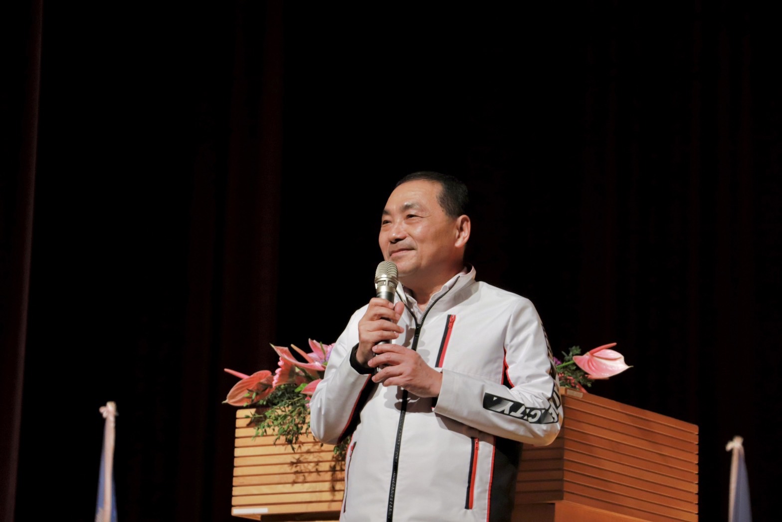 新北市長侯友宜今日出席新北市建築師公會第5屆第3次會員大會，感謝公會協助市府進行建照審查等業務，也希望和公會攜手合作，提起達到2050淨零碳打造永續城市的目標。