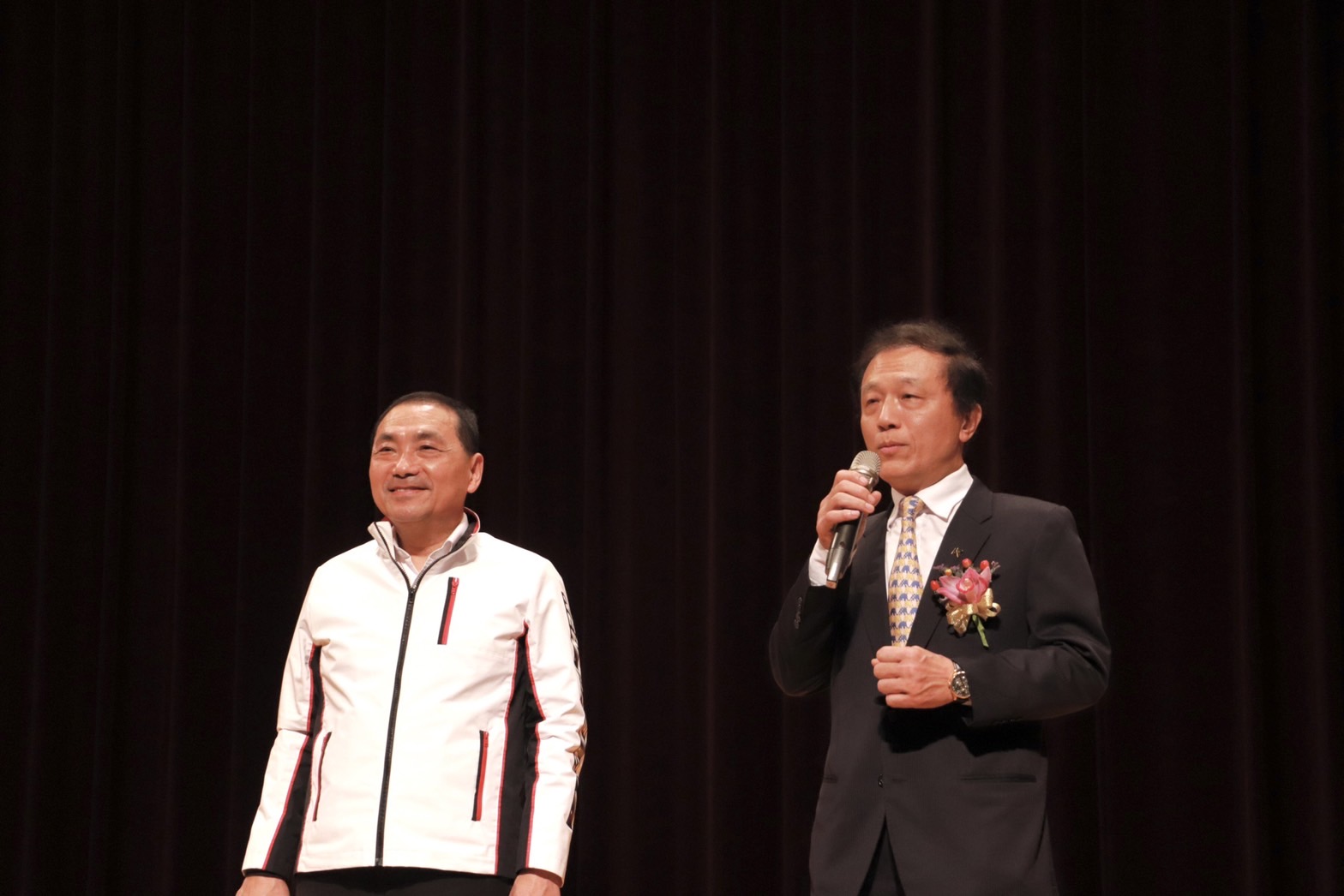 新北市長侯友宜（左）與新北市建築師公會崔懋森理事長（右）共同感謝建築師們的協助，期許日後一同將新北市打造成永續城市。
