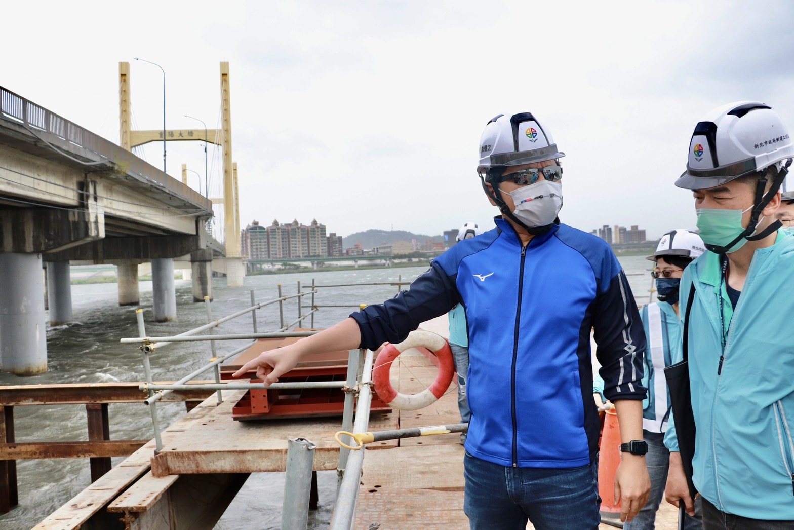 新北市副市長朱惕之（左）於昨日前往視察三重環河北路2段機車專用引道工程，關心工程進度並期勉施工團隊如期如質完工。