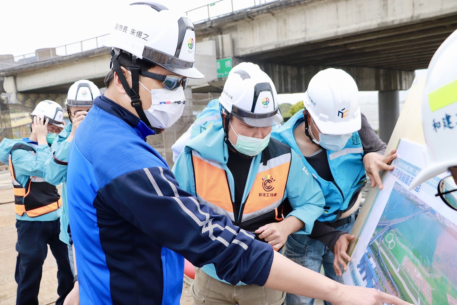 新工處同仁向朱惕之副市長簡報三重環河北路2段機車專用引道工程進度，整體工程預計於明年3月完工。