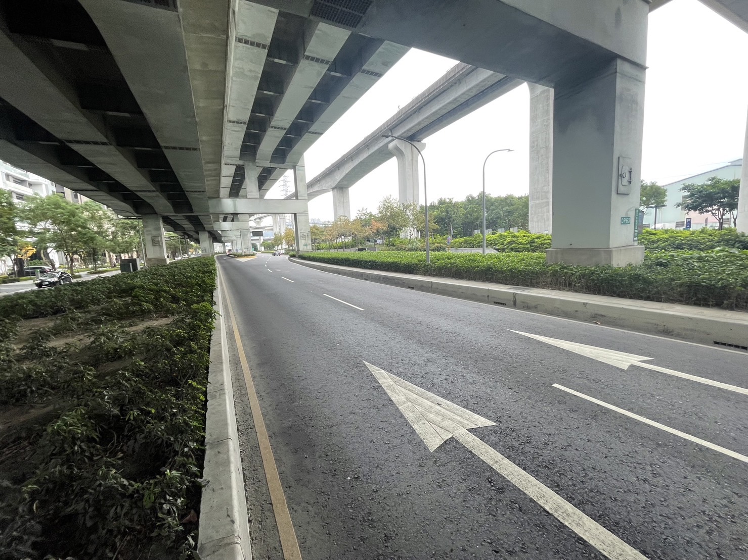 新北市政府為辦理台一線高架橋防蝕塗裝工程，自4月1日起至8月8日，每日夜間11時至翌日上午5時，封閉橋下平面道路新北大道4段進行施工，屆時請用路人提前改道通行。