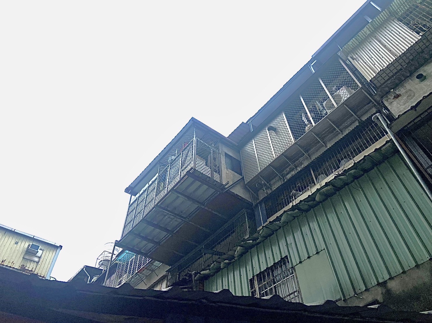 新莊區西盛街一處老舊公寓，外推違建懸掛空中有安全之虞