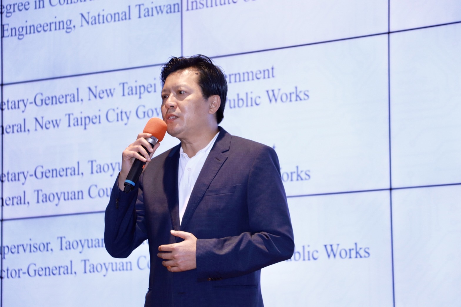 新北市副市長朱惕之代表侯友宜市長出席「2023土木科技展」，並在活動致詞時表示，期許淡江大學能繼續在土木與科技運用的領域持續深化學術研究成果，讓更多優秀的學生能與世界趨勢接軌，運用新科技提昇並翻轉基礎產業。