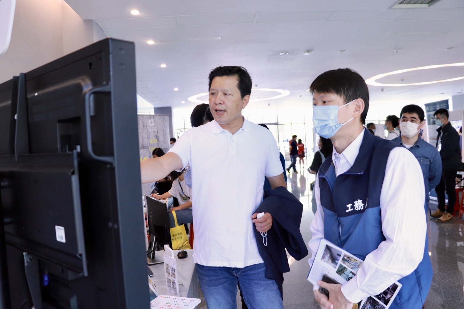 由淡江大學主辦、新北市政府與勞動部職業安全衛生署共同指導「2023土木科技展」，在淡江大學舉行，現場營建龍頭、專業公會、AI智能新創科技類型的公司、業界學者、年輕學子，以及新北市政府工務局、捷運局等機關共同合影留念。
