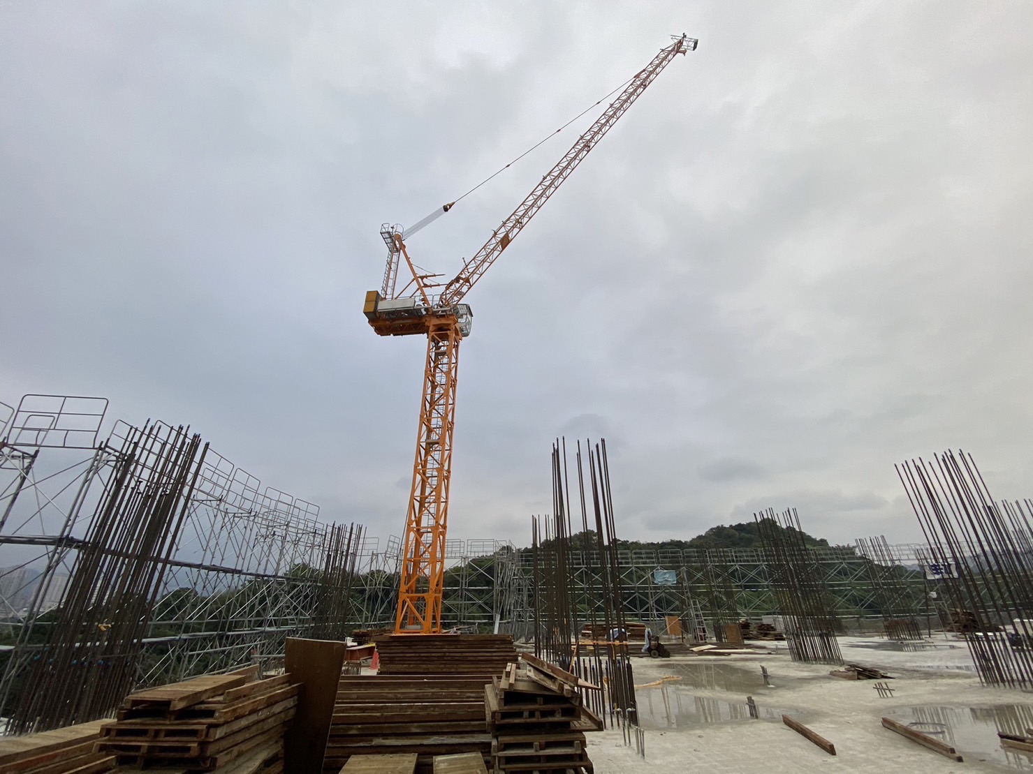 高樓層工地固定式起重機的安全維護非常重要，新北市政府今天主動進行稽查。（以上只是示意相片，非今天稽查工地）