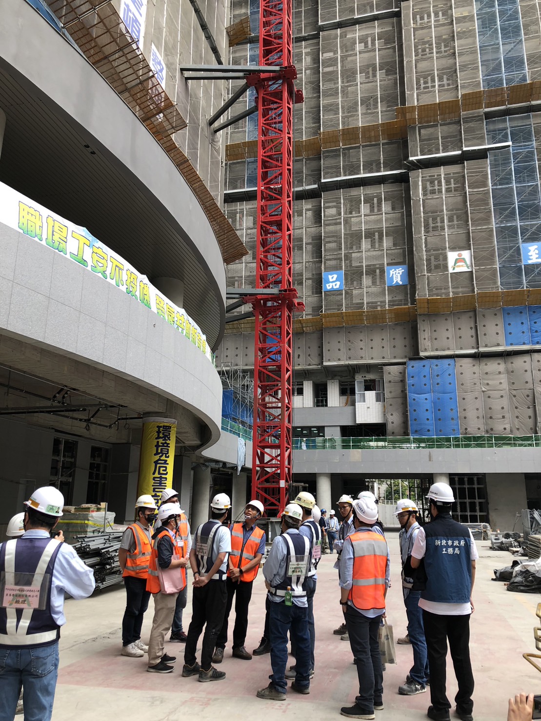 新北市政府為維護市民安全，今日針對中和區安邦社宅工地主動舉辦聯合稽查，加強工地固定式起重機之使用管理及工地安全防護措施檢查外，同時也針對工地移工管理及安全設施加強查察。