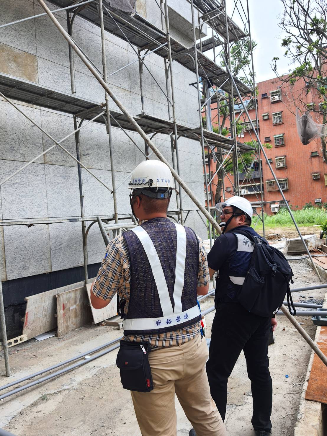 新北市政府自5月11日起進行建築工地固定式起重機聯合安全檢查，及全面清查3處新富發建設公司工地，其中2處工地處以停工。