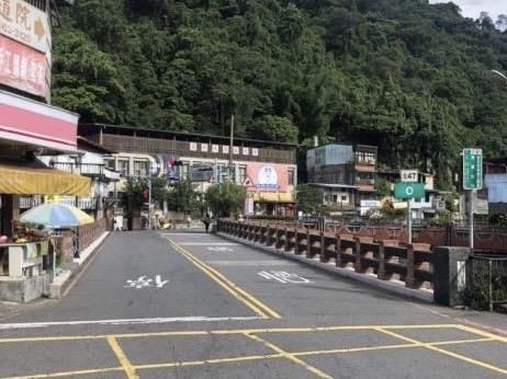 石碇秀山橋為當地居民及遊客往返石碇老街、淡蘭古道等知名景點的重要橋梁，改善前，橋上空間不足，居民及遊客必須在狹窄的車道中穿梭非常危險。