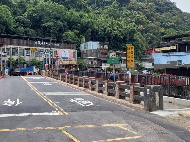 為改善橋上空間不足人車交織險象環生的窘境，養工處增設人行專用橋梁，縫合橋梁前後人行棧道，讓往來民眾不再與車爭道。