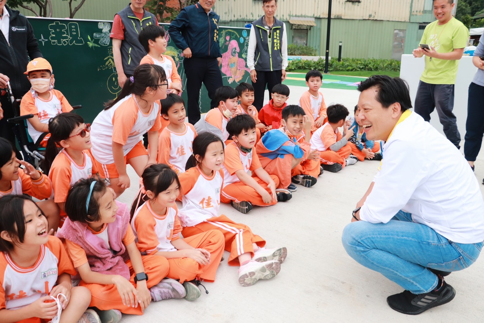 朱副市長關心小朋友們公園的新設施小朋友們玩得開不開心，小朋們回應很喜歡公園，以後還想再來。